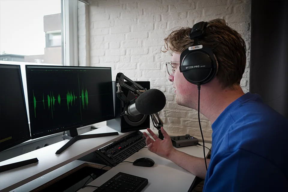 Opname van een radiocommercial in de studio