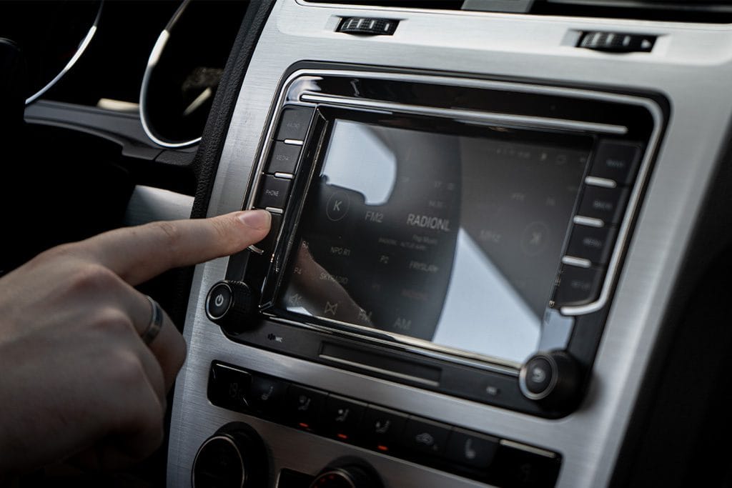 RADIONL wordt geselecteerd op een autoradio