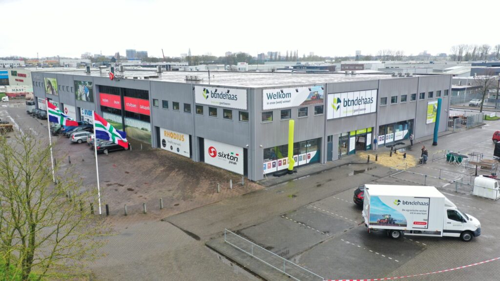 Bedrijfspand van BTN de Haas in Groningen met winkel, bedrijfslogo en bestelbus op het terrein.