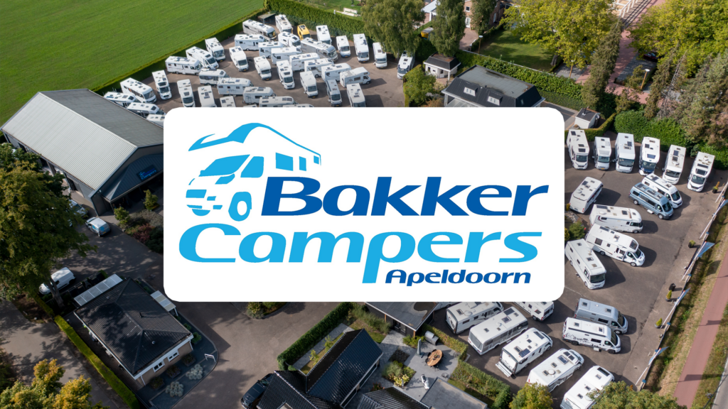 Luchtfoto van het terrein van Bakker Campers in Apeldoorn met tientallen campers en het bedrijfslogo.