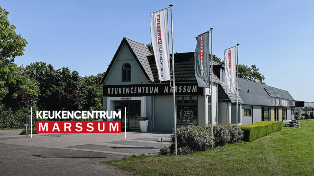 Showroom van Keukencentrum Marssum met verschillende keukenopstellingen en een centraal kookeiland.